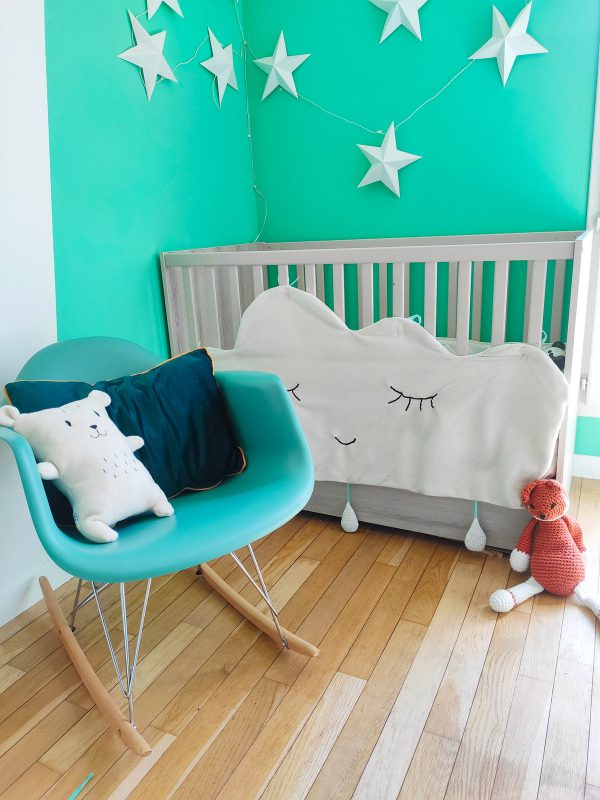 Coussin peluche Albert l'ours polaire en situation par Le Trollinet